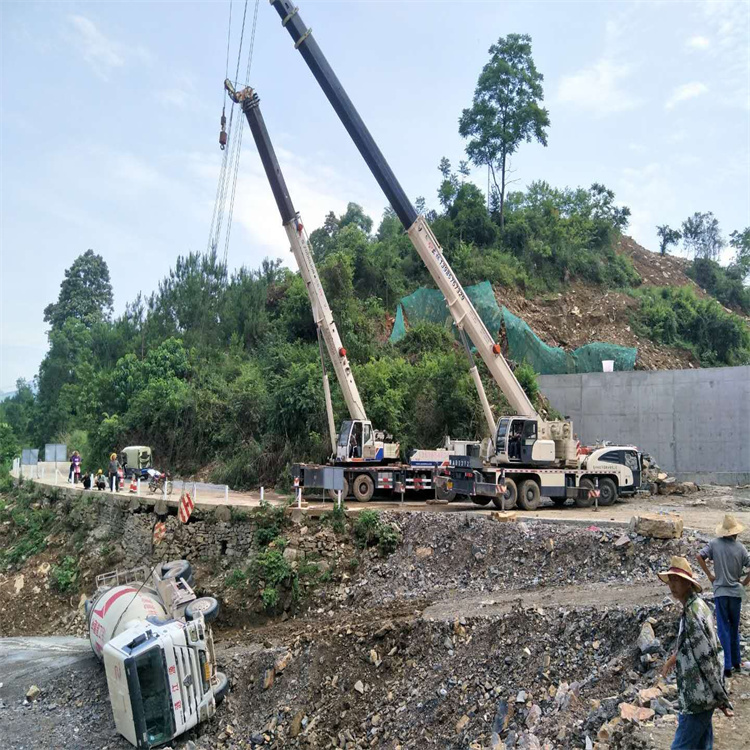 泗县汽车掉沟里叫吊车救援要多少钱